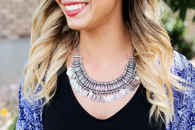 Les Accessoires Indispensables pour un Look Inclusif et Élégant