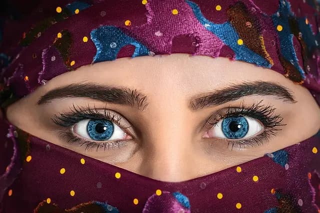 Les Accessoires Indispensables pour un Look Inclusif et Élégant