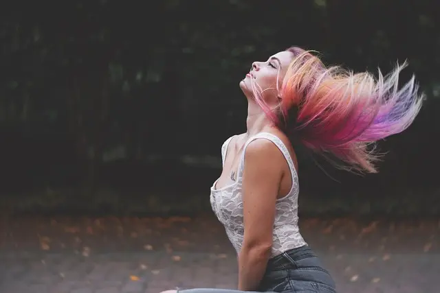Les Couleurs Indispensables pour un Look Inclusif et Élégant